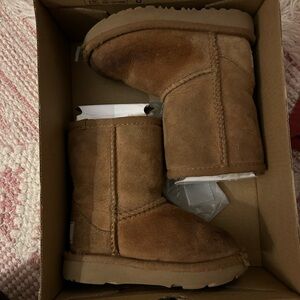 Ugg Boots classic II toddler size 6 chestnut